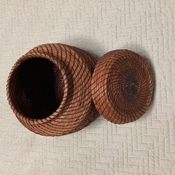 Vtg Pine Needle Native American Hand Woven Basket W/ Lid 7" Tall 6" wide - Picture 4 of 11